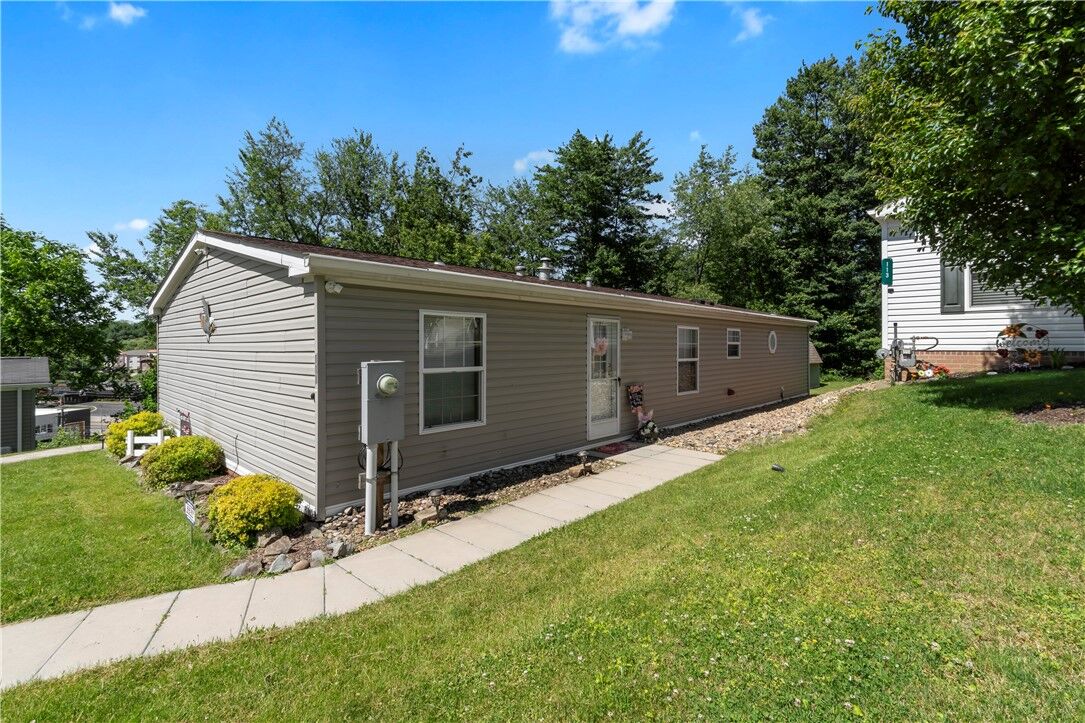 Property Photo:  111 Pembrooke Dr  PA 15626 