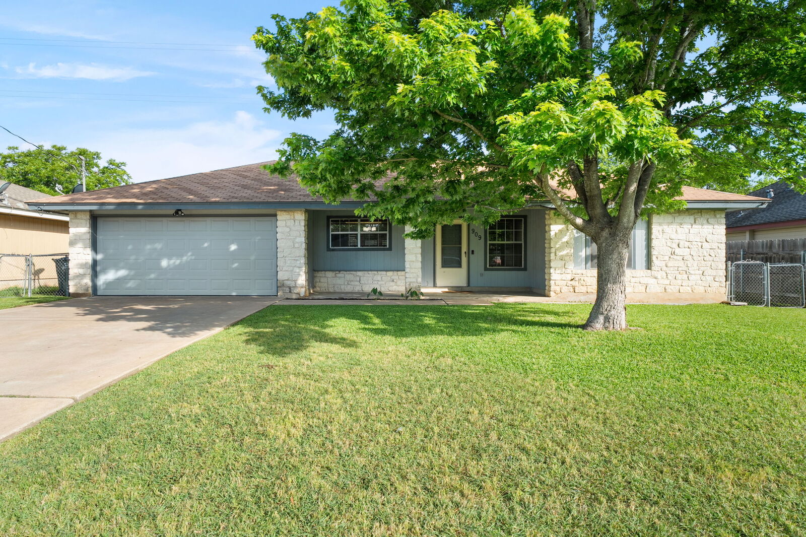 Property Photo:  909 Garden View Drive  TX 78628 