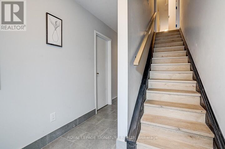 Property Photo:  252 Annette Street 5  ON M6P 1R1 