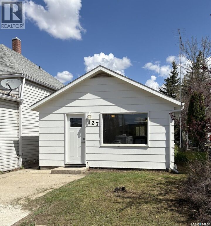 Property Photo:  127 2nd Avenue W  SK S0K 0M0 