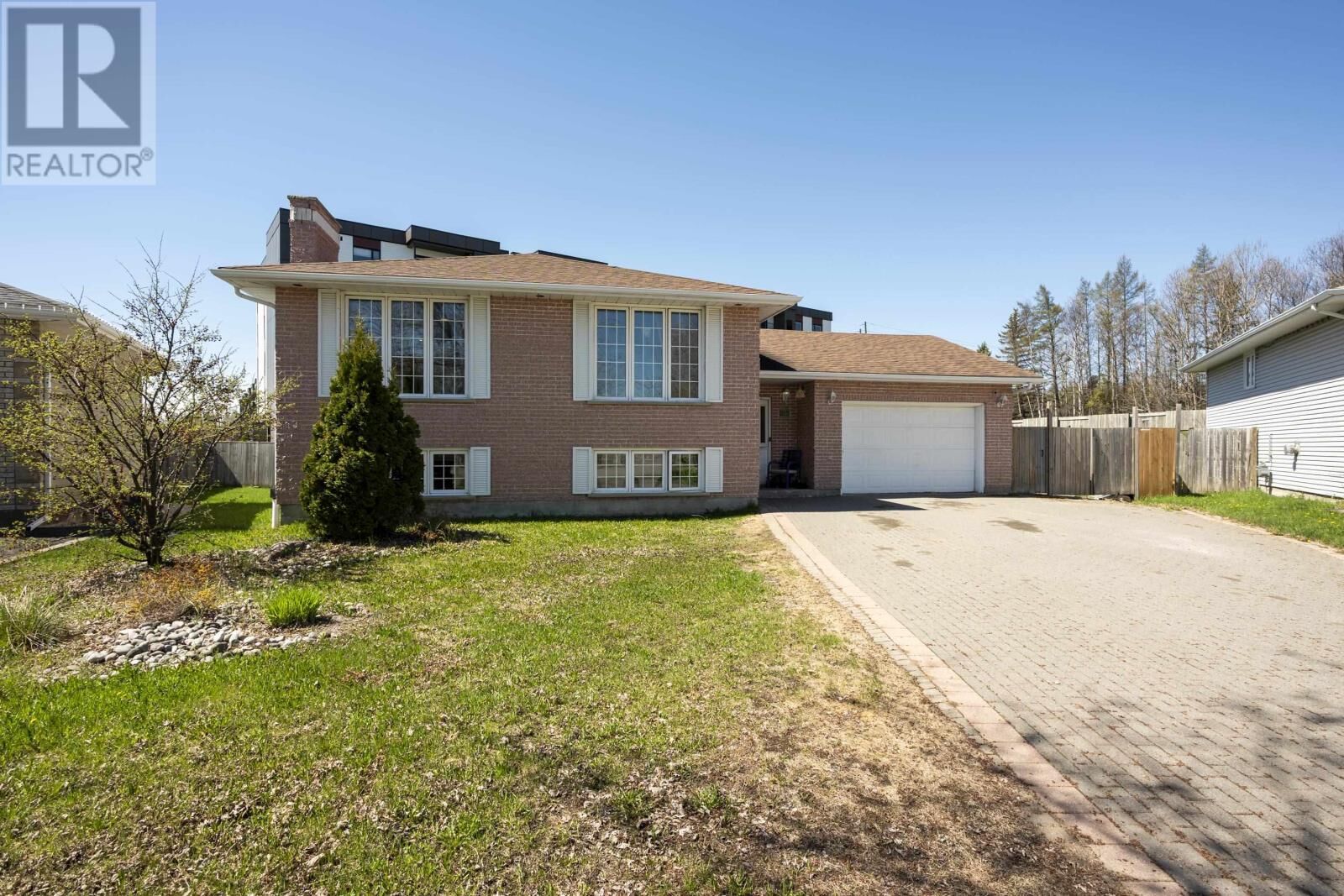 Property Photo:  215 Linden Ct  ON P7B 6R6 