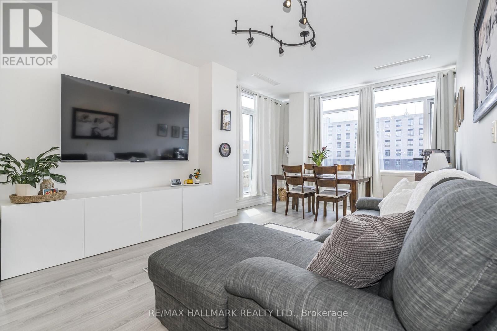 Property Photo: 44 Bond Street West 514 ON L1G 6R2