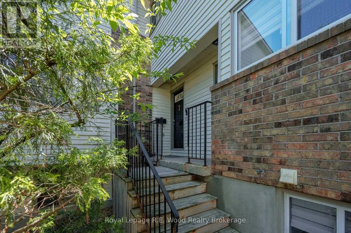 Property Photo:  21 Wren Court Unit #7  ON N4G 5K2 