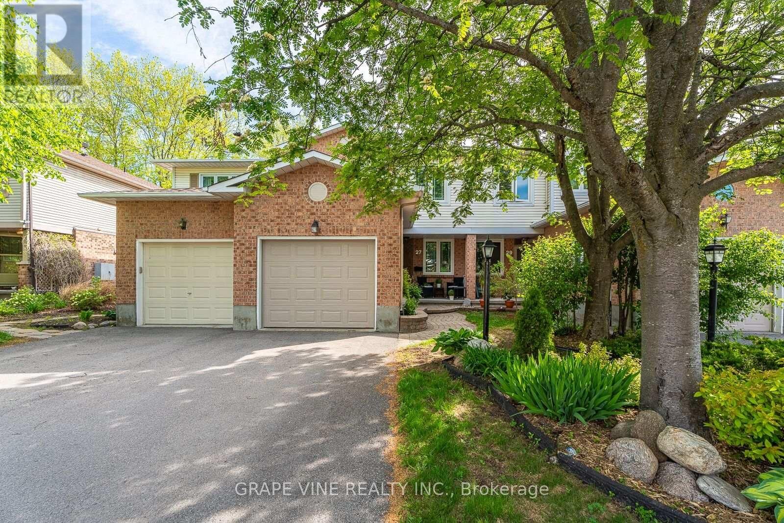 Property Photo: 27 Ravenscroft Court ON K2S 1R3