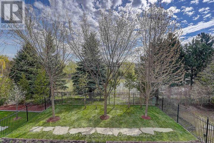 Property Photo:  16 Gracedale Drive  ON L4C 0Y3 