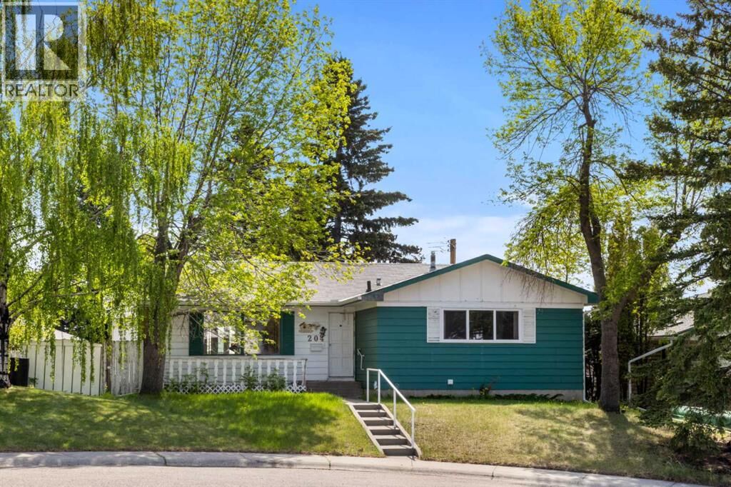 Property Photo:  204 Dalgetty Bay Northwest  AB T3A 1K1 