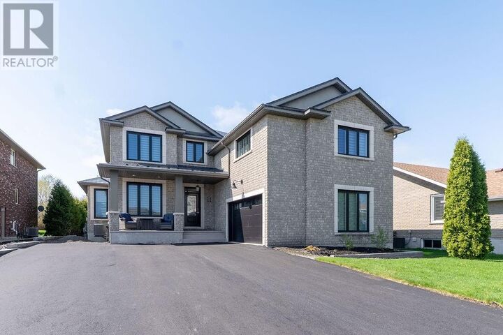 Photo de la propriété: 11 Landreville Drive ON P3A 0A1