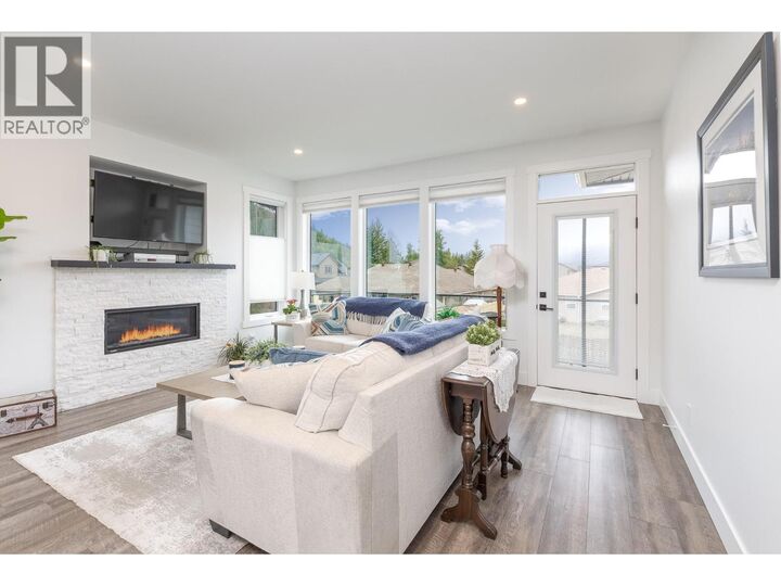Property Photo: 1441 20 Avenue Southeast 4 BC V1E 2M9