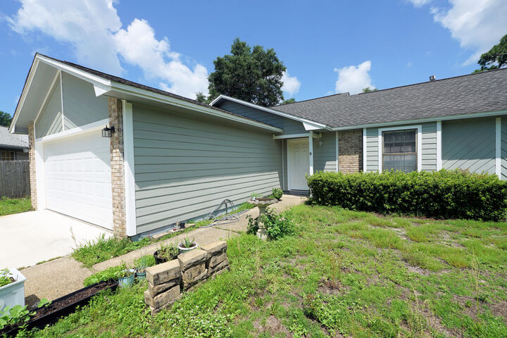 Property Photo:  128 Meadow Woods Lane  FL 32578 