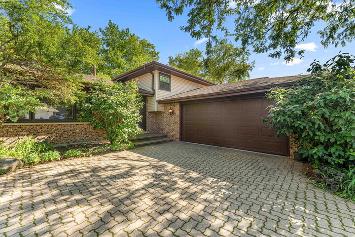 Property Photo: 1093 Poplar Court IL 60047