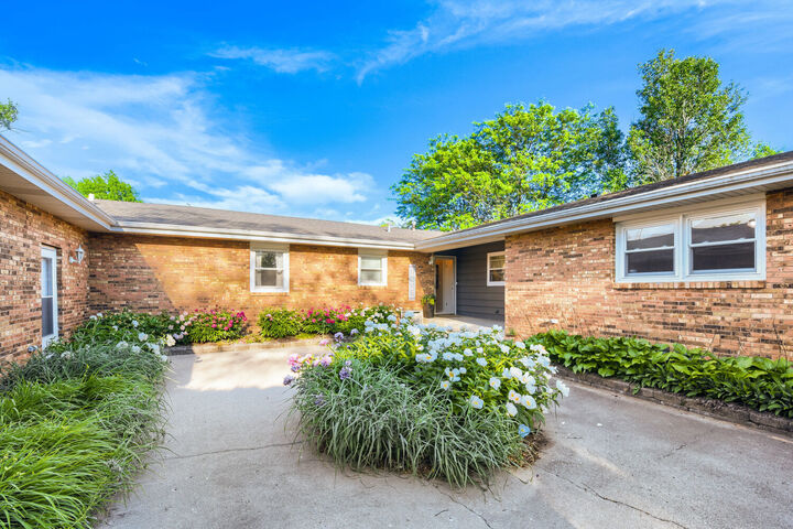 Property Photo:  9 Tomahawk Trail  IL 60543 