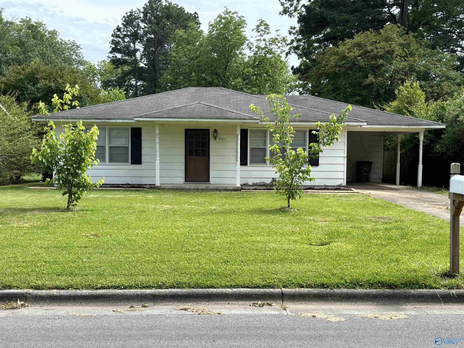 Property Photo:  2011 College Street  AL 35601 