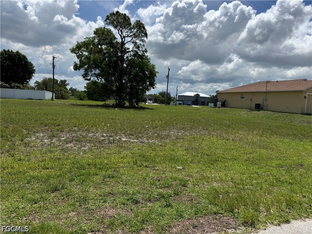 Property Photo: 1707 NW 5th Place FL 33993