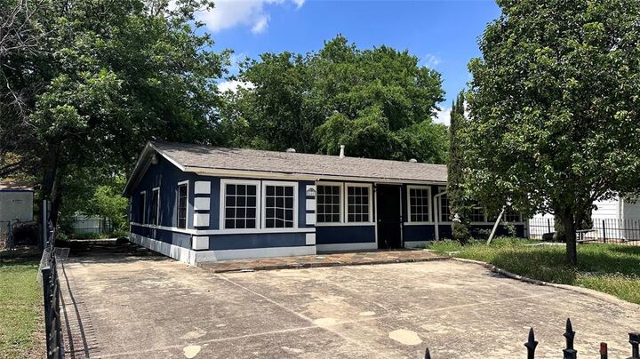 Property Photo:  141 W Brownlee Avenue  TX 75224 
