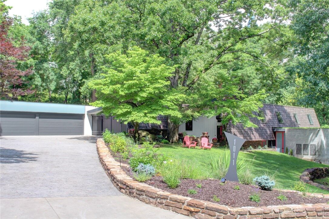 Property Photo:  1011 N Tanglebriar Lane  AR 72701 