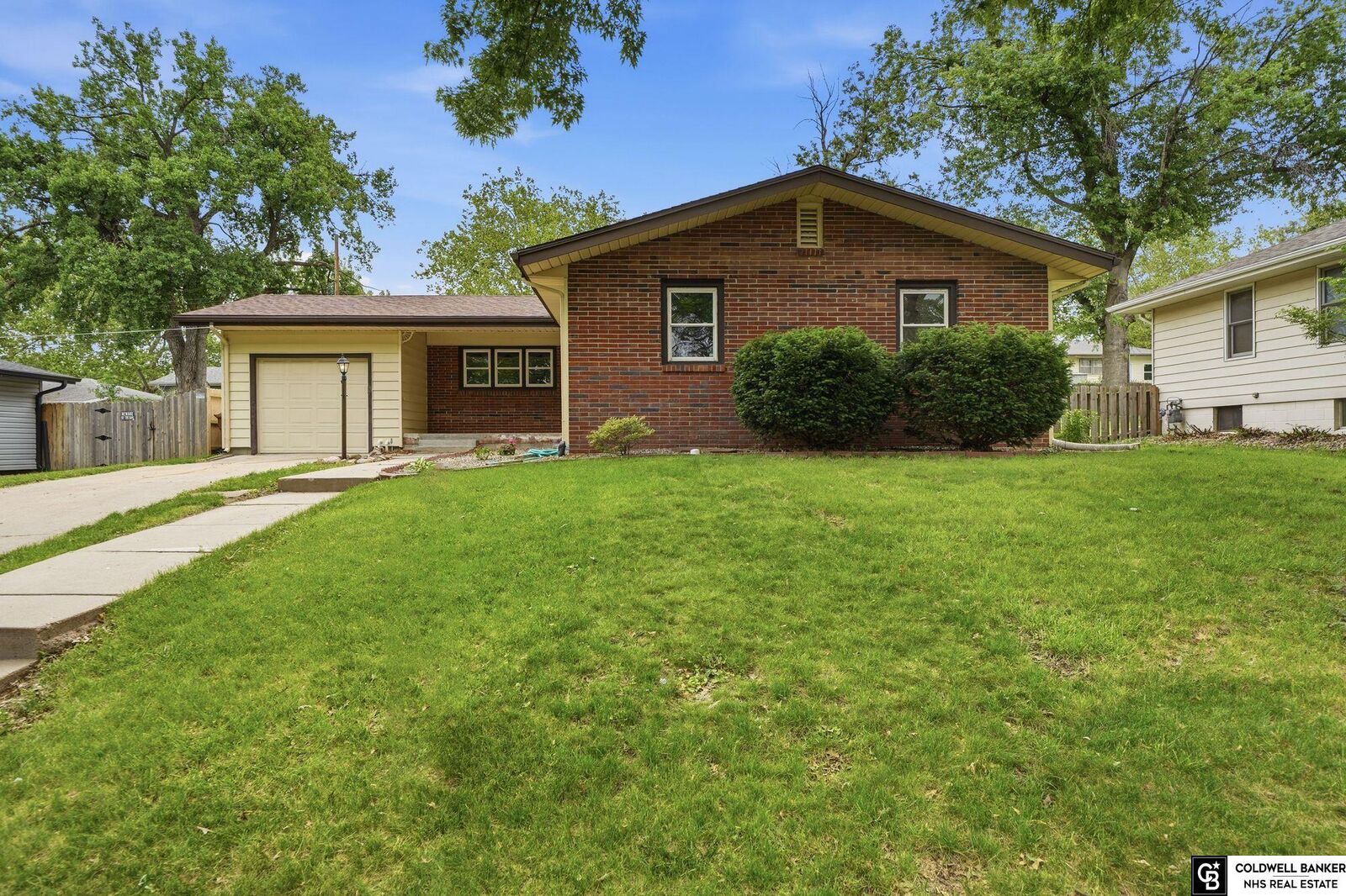Property Photo:  900 Northborough Lane  NE 68505 