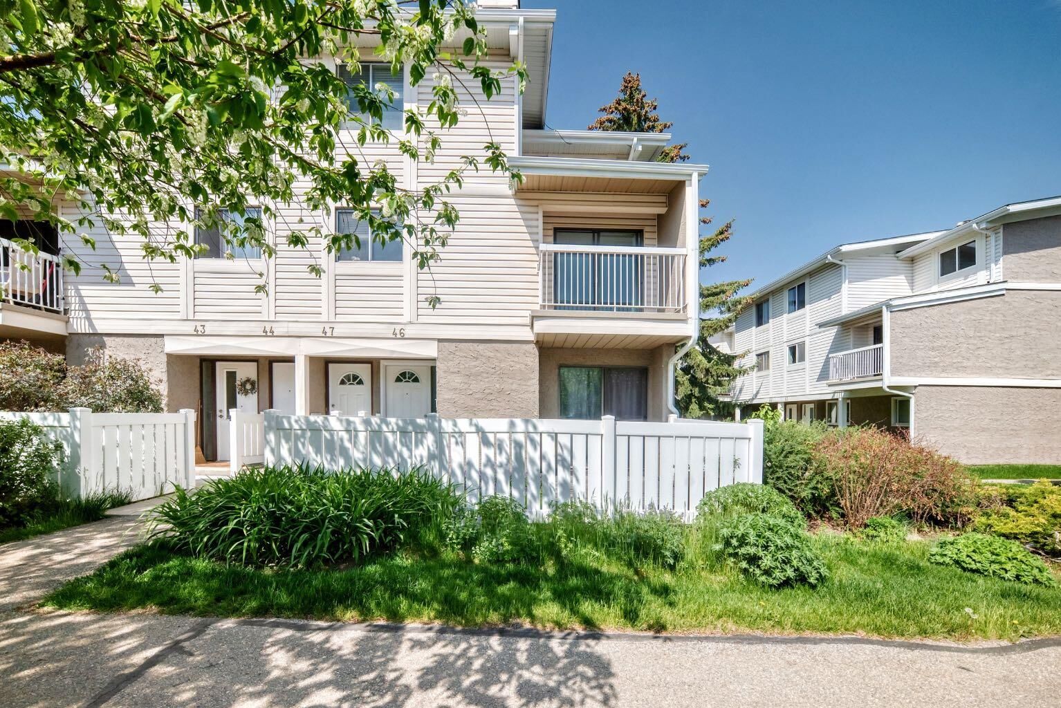 Property Photo:  3015 51 Street SW 46  AB T3E 6N5 