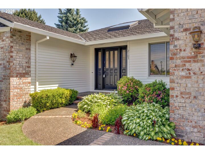 Property Photo:  2105 Bridle Way  OR 97068 
