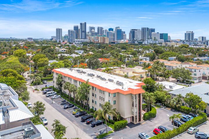 Property Photo: 615 NE 12th Avenue 312 FL 33304