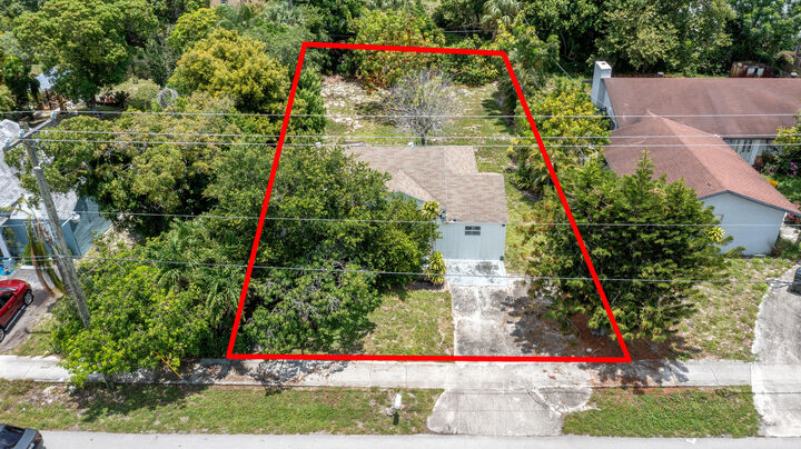 Property Photo:  229 SW 4th Avenue  FL 33444 