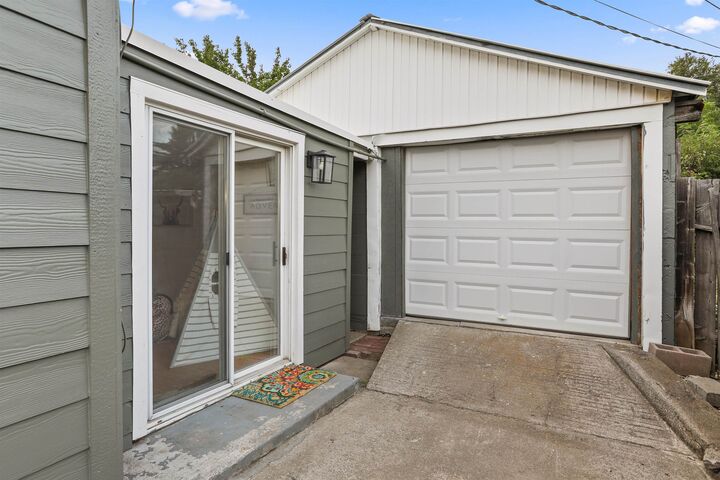 Property Photo:  1221 E Ermina St  WA 99207 