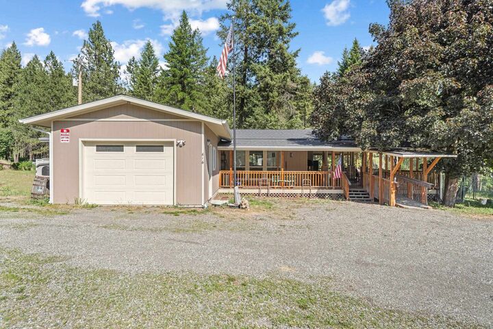 Property Photo: 614 Hegney Way WA 99114-9999