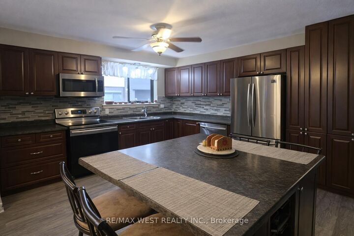 Property Photo:  662 Balsam Crescent  ON L1J 6A2 