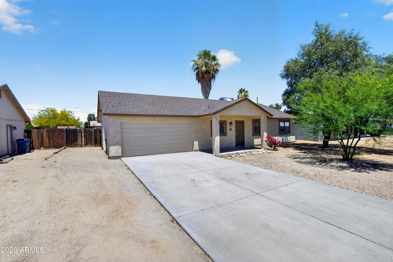 Property Photo:  690 E Osage Avenue  AZ 85119 