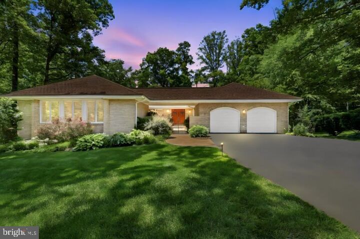 Property Photo: 7512 Rambling Ridge Drive VA 22039