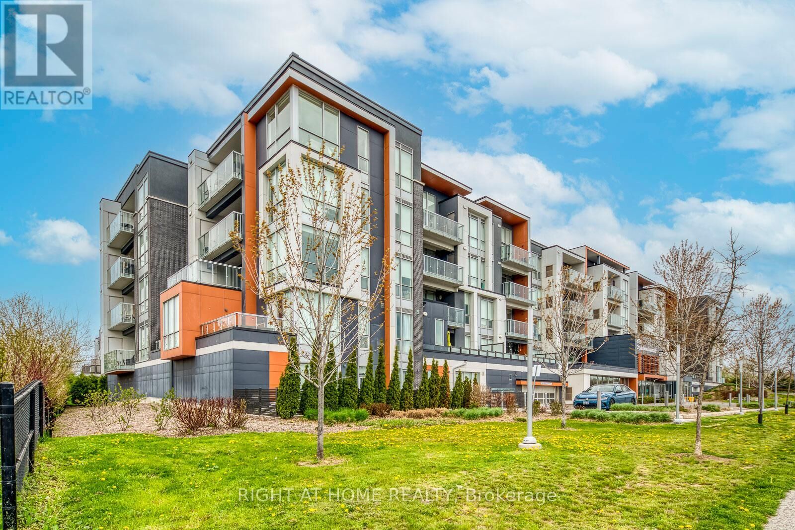 Property Photo: 3028 Creekshore Common 215 ON L6M 5K6