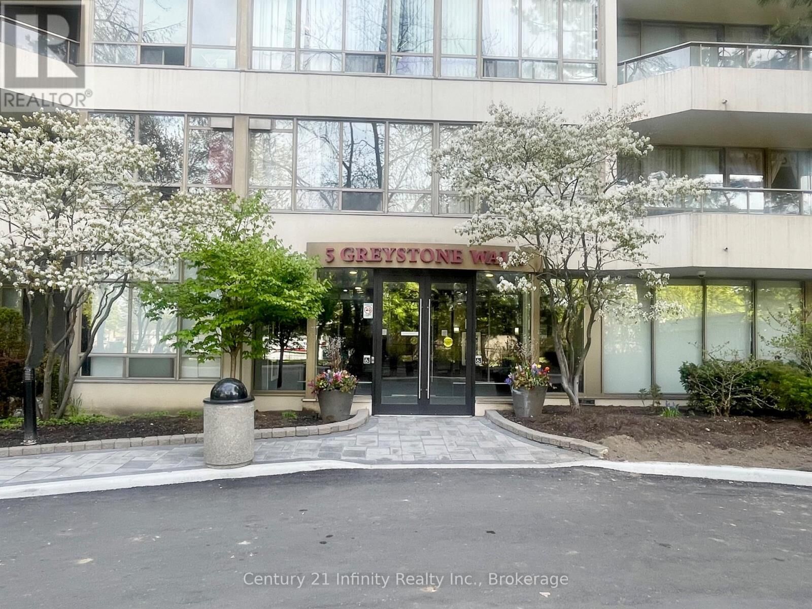 Property Photo:  5 Greystone Walk Drive 1206  ON M1K 5J5 