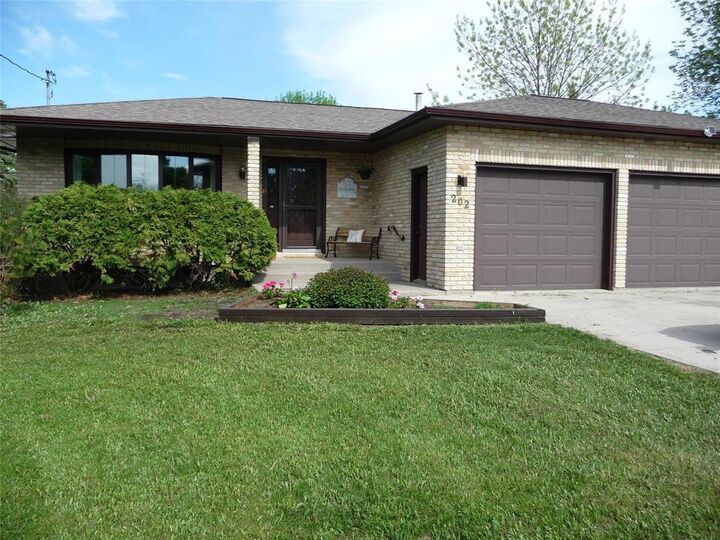 Property Photo:  202 Second St East Street  MB R0A 0X0 