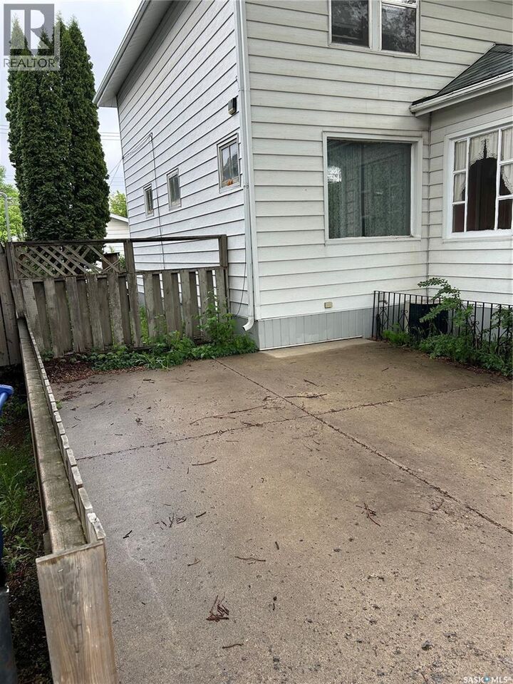 Property Photo: 332 I Avenue S SK S7M 1Y2