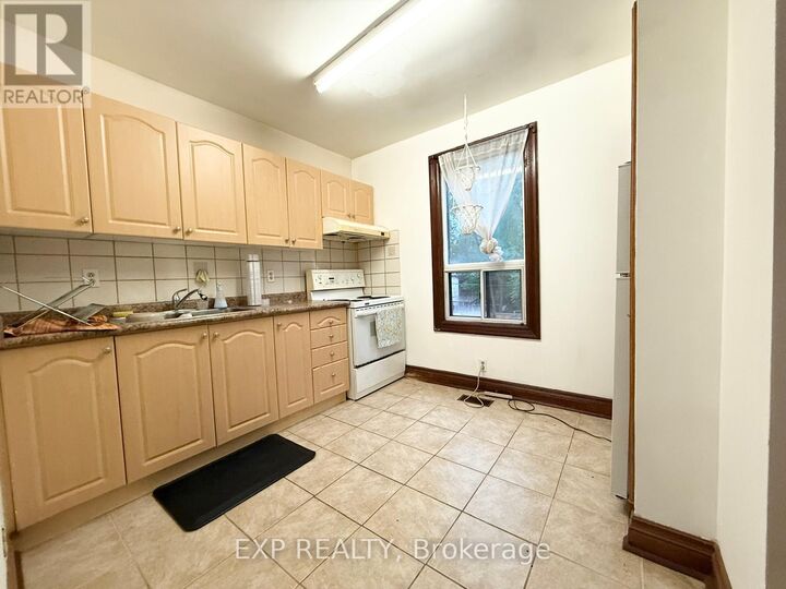 Property Photo: 759 Gerrard Street East 2nd Fl ON M4M 1Y5