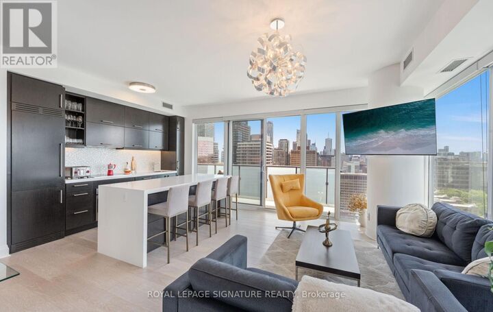 Property Photo: 65 St. Mary Street 2704 ON M5S 0A6