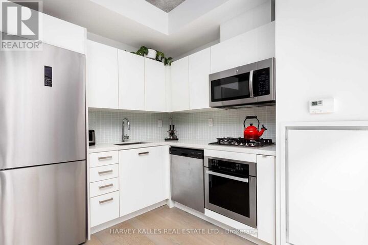 Property Photo:  39 Brant Street 717  ON M5V 0M8 