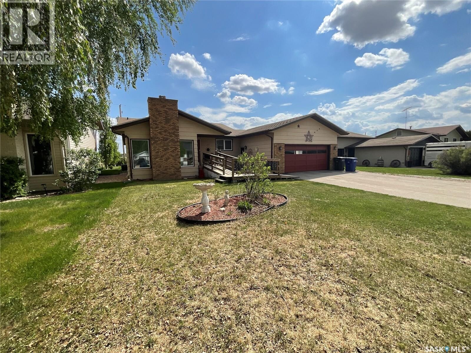 Property Photo:  207 7th Street S  SK S0K 4P0 