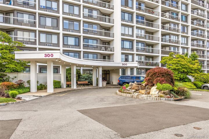 Property Photo:  300 High Point Drive 514  NY 10530 