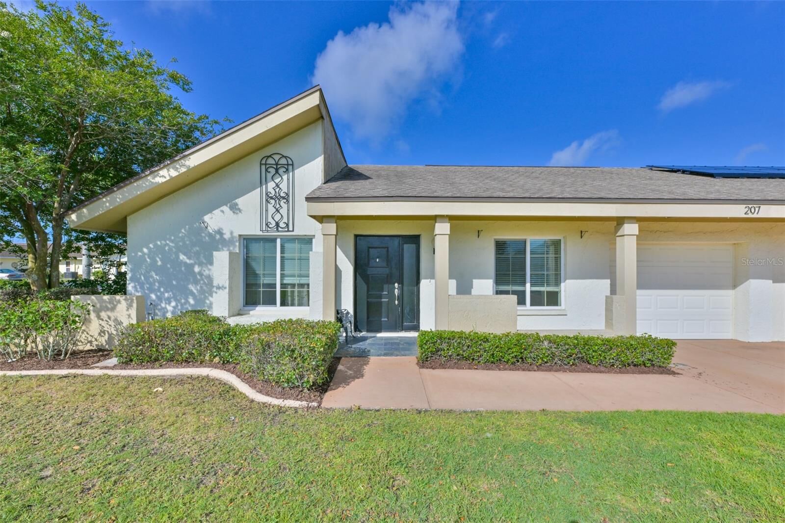 Property Photo:  207 Islip Way  FL 33573 