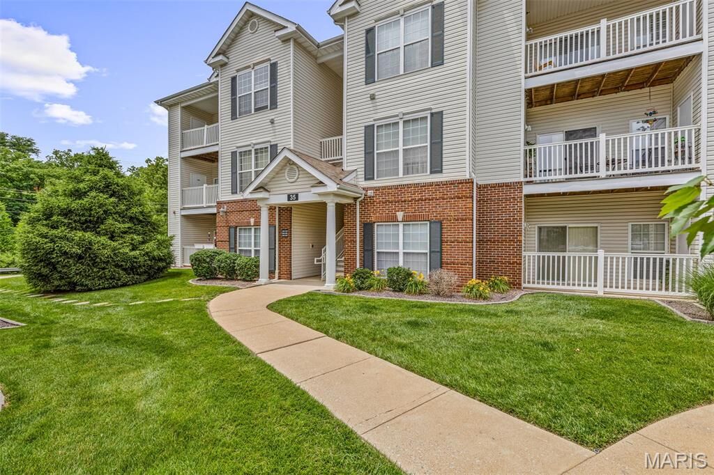 Property Photo:  35 Kassebaum Lane 200  MO 63129 