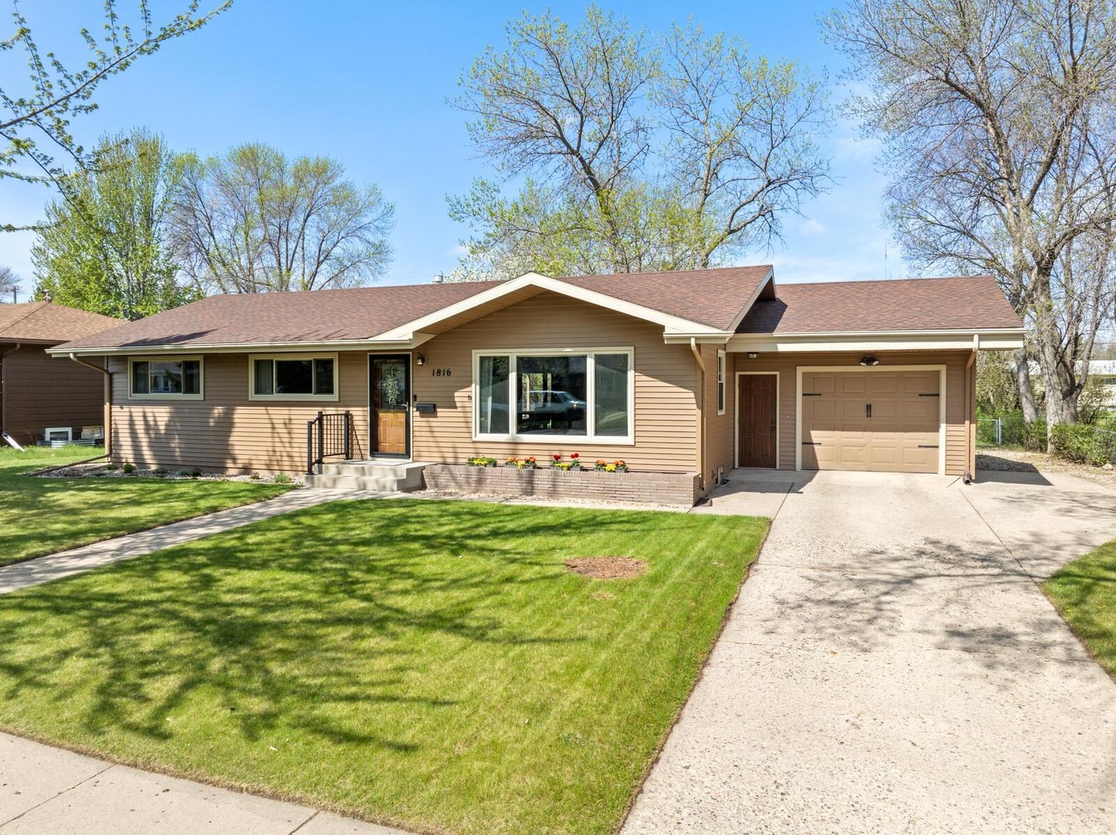 Property Photo:  1816 7th St SW  ND 58701 