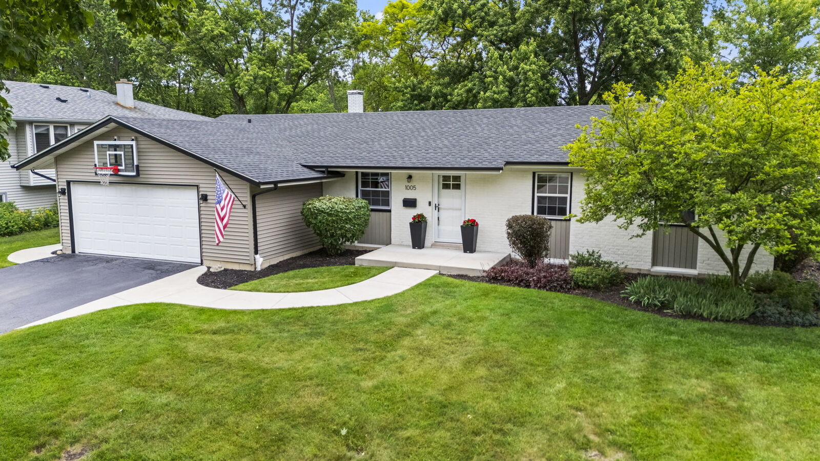 Property Photo:  1005 W Firestone Drive  IL 60192 
