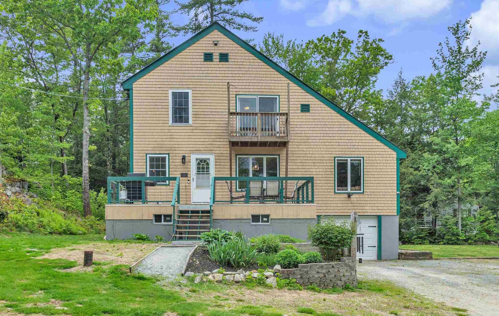 Property Photo:  21 King'S Row  NH 03244 