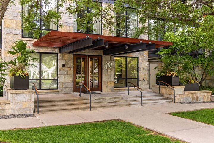 Property Photo:  301 Kenwood Parkway 302  MN 55403 