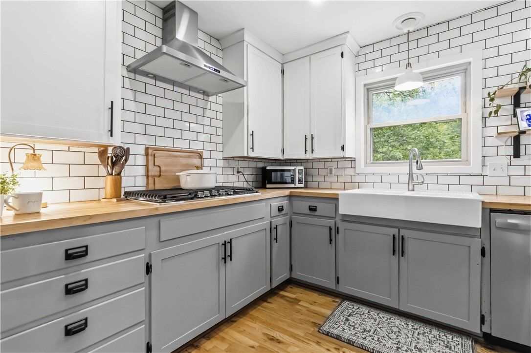 Property Photo:  1724 N Greenvalley Avenue  AR 72703 