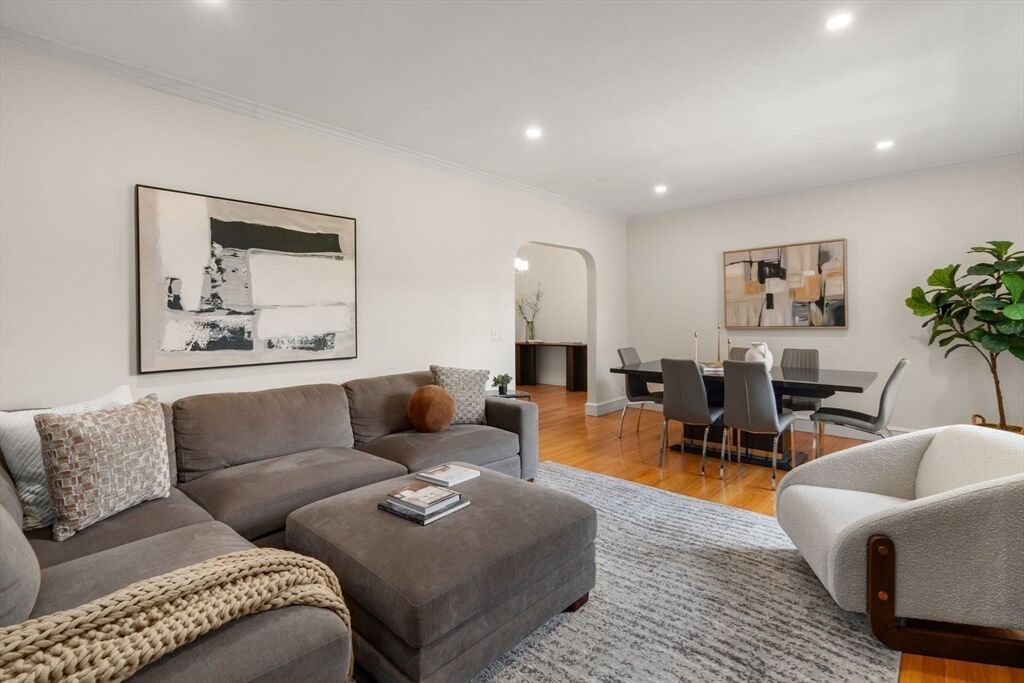 Property Photo:  15 Monmouth Court 5  MA 02446 