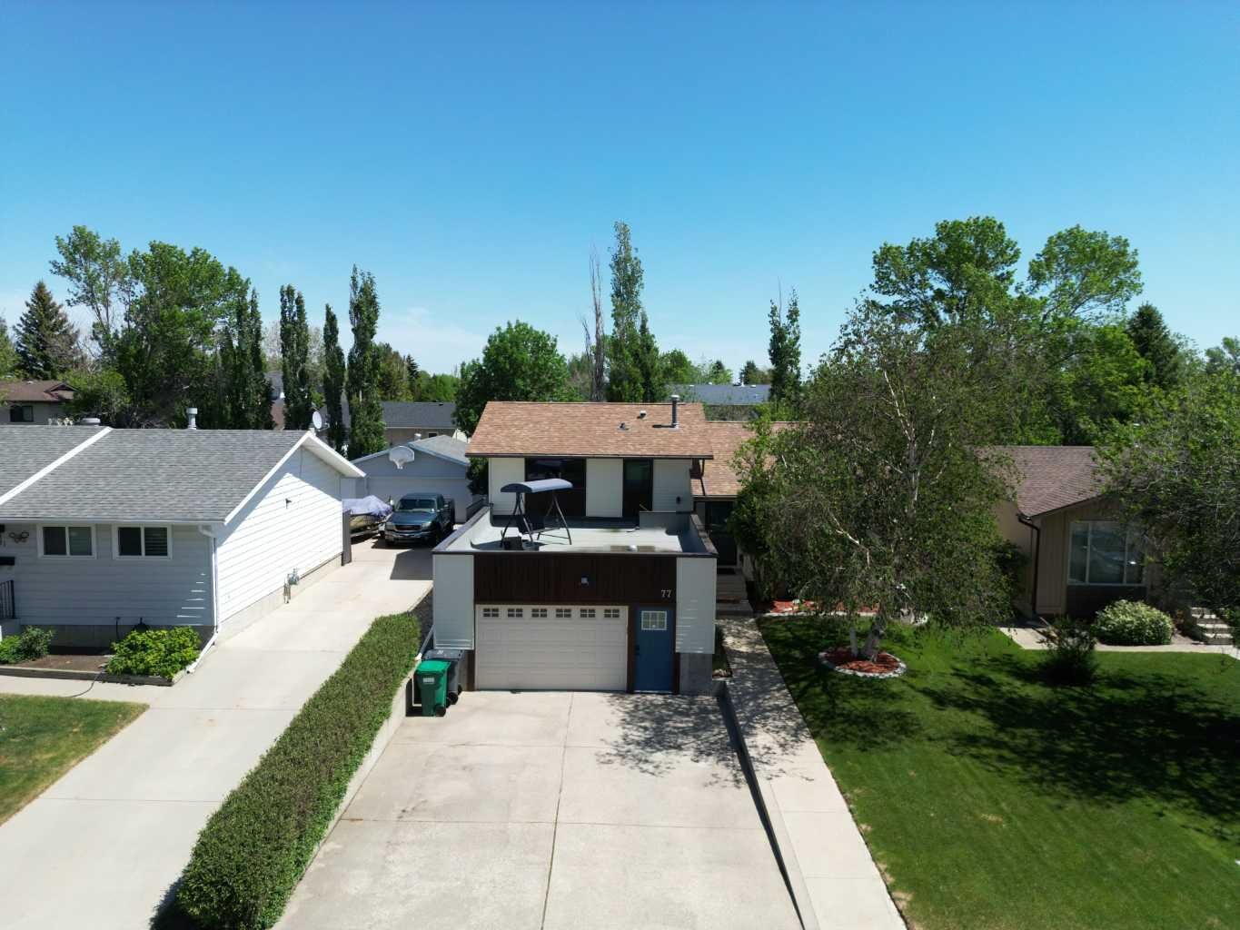 Property Photo:  77 Iroquois Crescent W  AB T1K 5J3 
