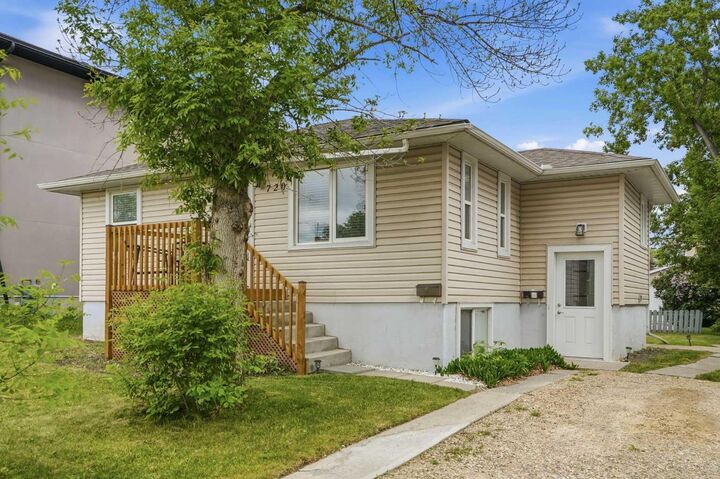 Photo de la propriété:  720 69 Avenue SW  AB T2V 0P2 