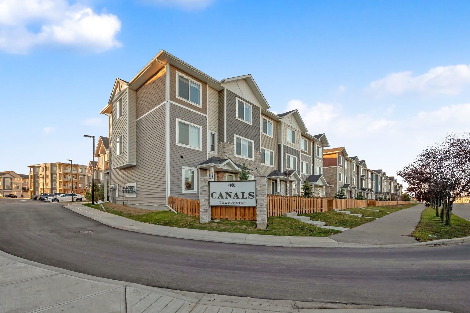 Property Photo:  450 Canals Crossing SW  AB T4B 4L3 