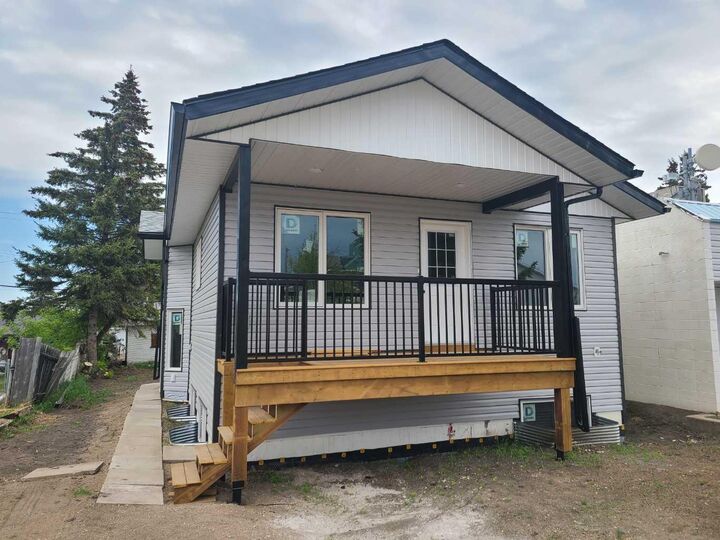 Property Photo:  10007 99 Street  AB T0H 3C0 